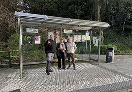 Miembros de EAJ7PNV de Astigarraga en una de las paradas del autobús.