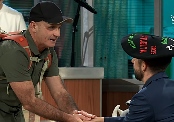 Aitor Francesena, tras colocar una txapela a David Broncano.