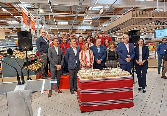 Directivos y trabajadores de Alcampo posan junto a la alcaldesa de Irun, Cristina Laborda, tras el acto de este martes en el interior del hipermercado del centro comercial Txingudi.