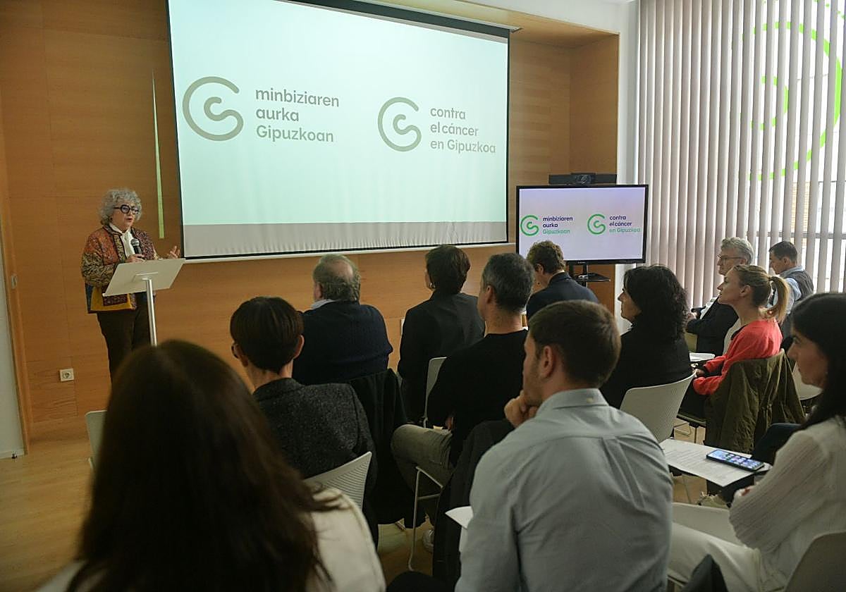 Marisa Arriola, presidenta de Contra el Cáncer, en la presentación de 'OncoTips' esta mañana.
