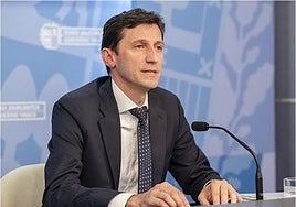 El consejero de Hacienda y Finanzas, Noël D'Anjou, en una rueda de prensa,