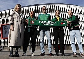 Arkaitz Rodríguez, en el centro, acompañado de diferentes cargos de EH Bildu, este martes en San Mamés.