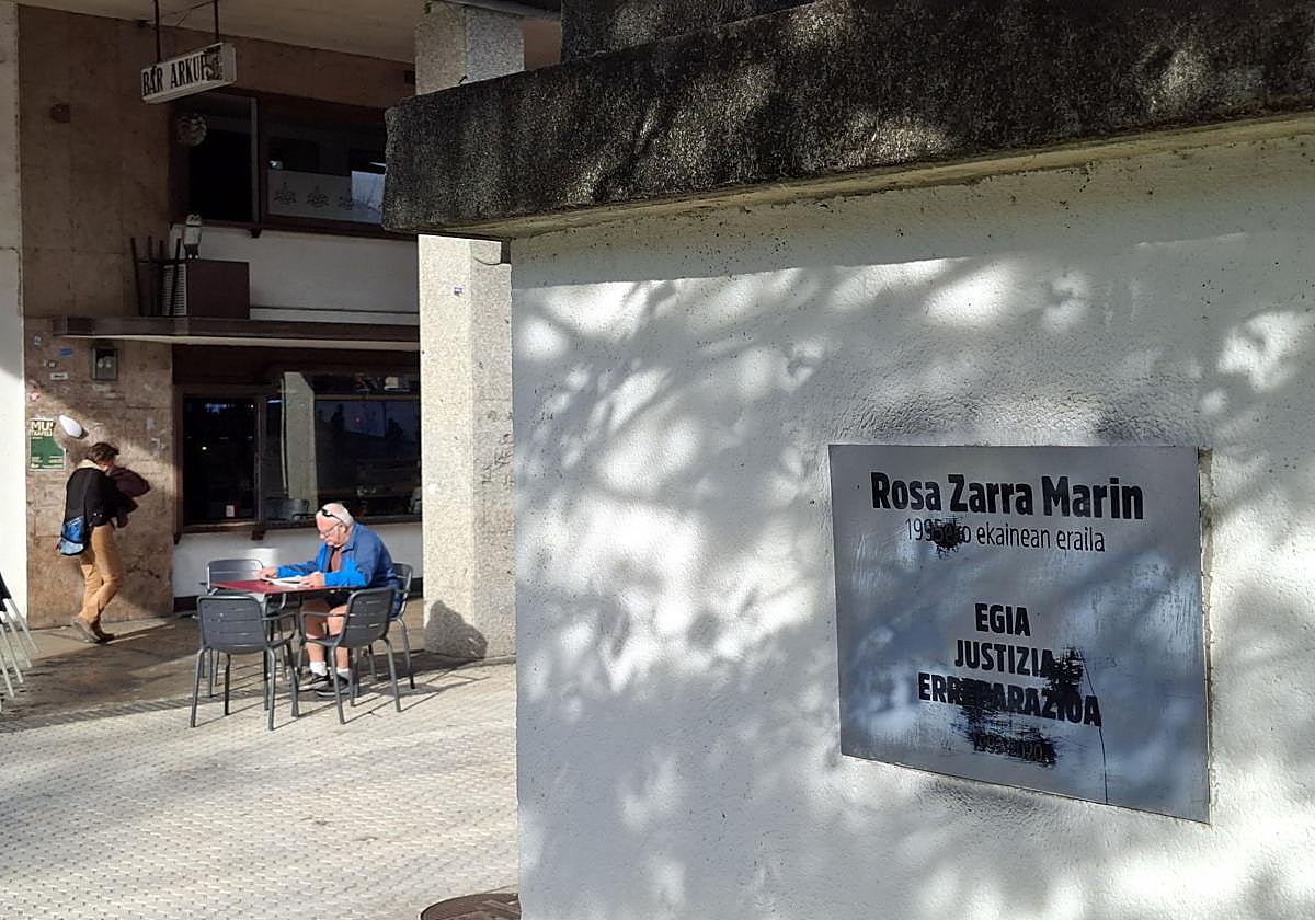 La placa en memoria de Rosa Zarra ha aparecido este martes con pintadas.