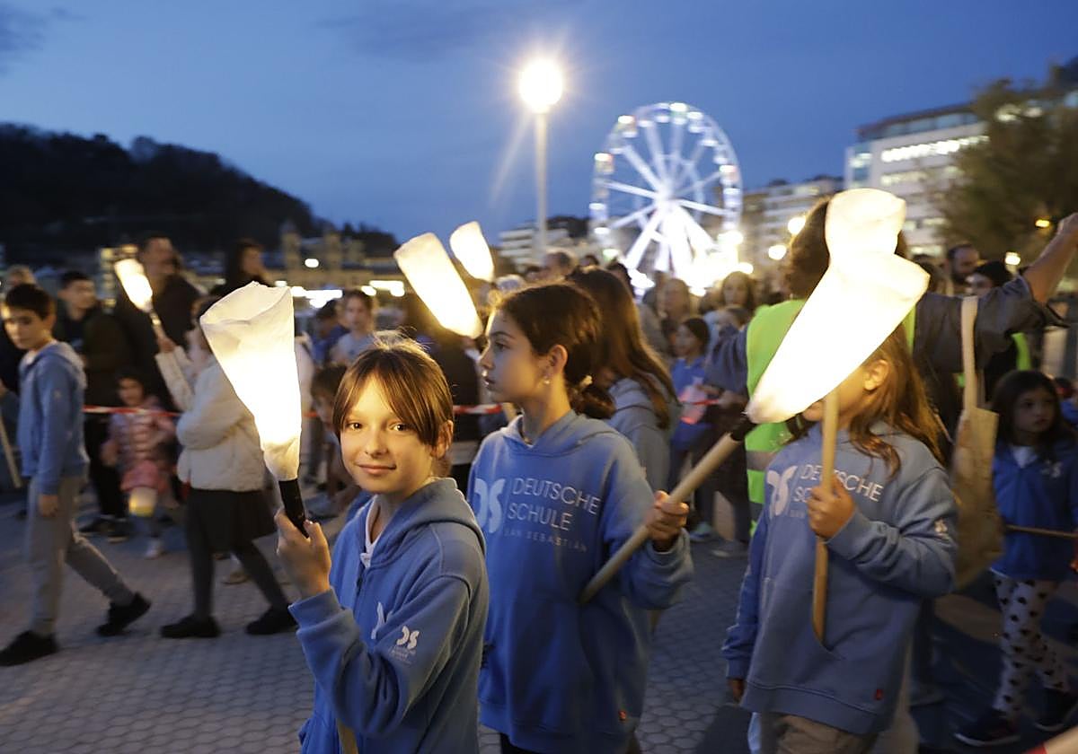 Barrio San Martín celebró este martes su gran día con actividades para todos los gustos y edades. Se rindió homenaje a los históricos comerciantes Ugalde y familia Tellería, hubo degustación de morcilla en los bares de la zona, se subastaron con fines benéficos las obras de 'Txapelarte' y los alumnos de Deutsche Schule recorrieron las calles con sus farolillos.