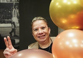 Ruth entre globos. Estamos en Ogi Berri, en la confluencia de Egia con Virgen del Carmen.