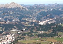 Panorámica de Aretxabaleta y Arrasate con Udalatx y el mar que se adivina al fondo.