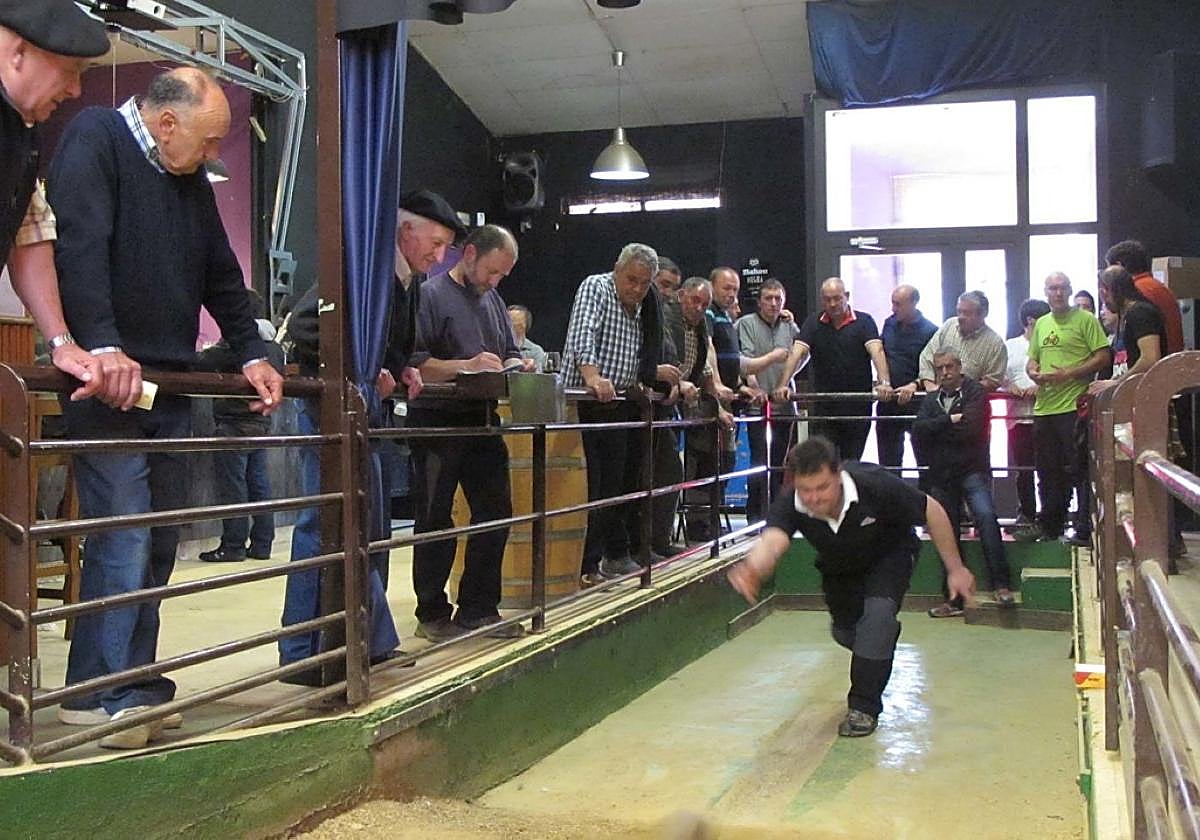 La pista del Bola Toki conoce estos días las labores de mantenimiento para estar en buen estado.