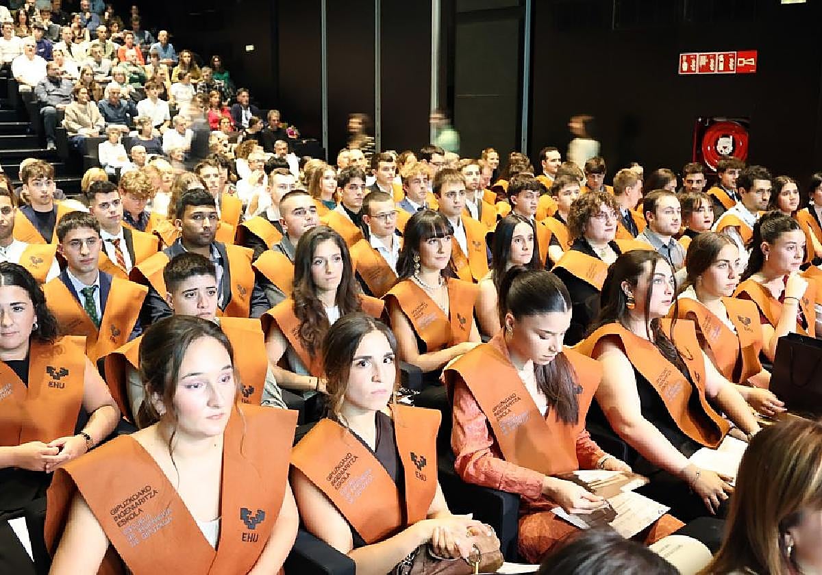 Alumnos de la promoción 2024-2025, después de recibir la acreditación de sus estudios de grado.