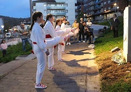 Inauguración del nuevo monolito colocado en la zona ajardinada de la antigua kultur etxea.