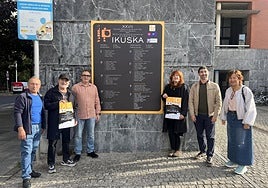 José Miguélez, Kike Santiago, Teo Alberro, Laura Ré, Isaac Palencia y Laura Fernández este martes, ante la Tenencia de Alcaldía de Trintxerpe.