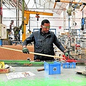 Un trabajador, en una empresa industrial guipuzcoana.
