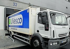 Un camión descarga alimentos en el centro logístico de Irun.