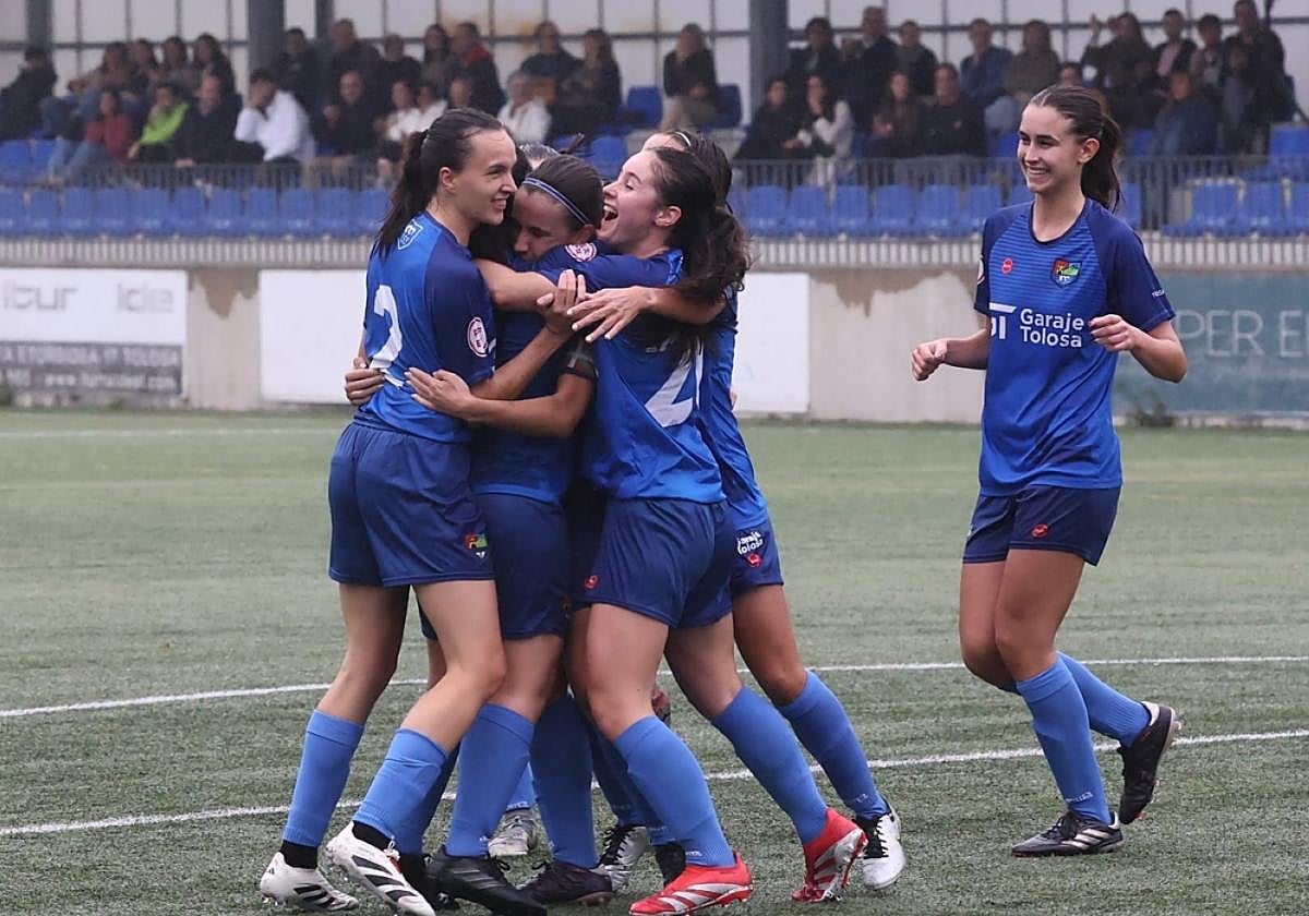 Celebración de las urdiñas de un gol en el campo de Usabal en un partido de esta temporada.