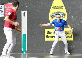 Amiano devuelve una pelota con su mano 'mala' ante la mirada de Senar.