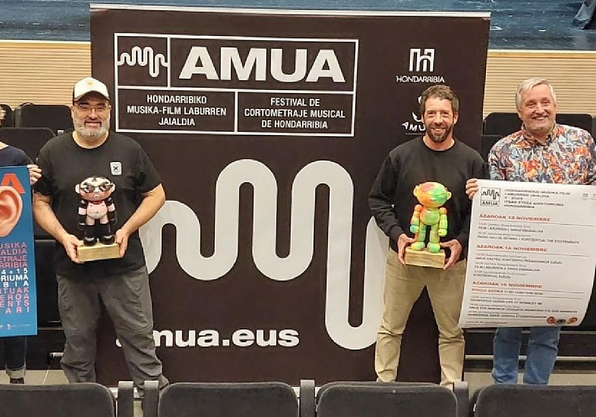 Ernesto Toledo, Yosune Gómez, Judas Arrieta, el concejal Ortzi Alonso, Goio Uriarte y Jon Paul Arroyo, en la presentación del quinto Amua.