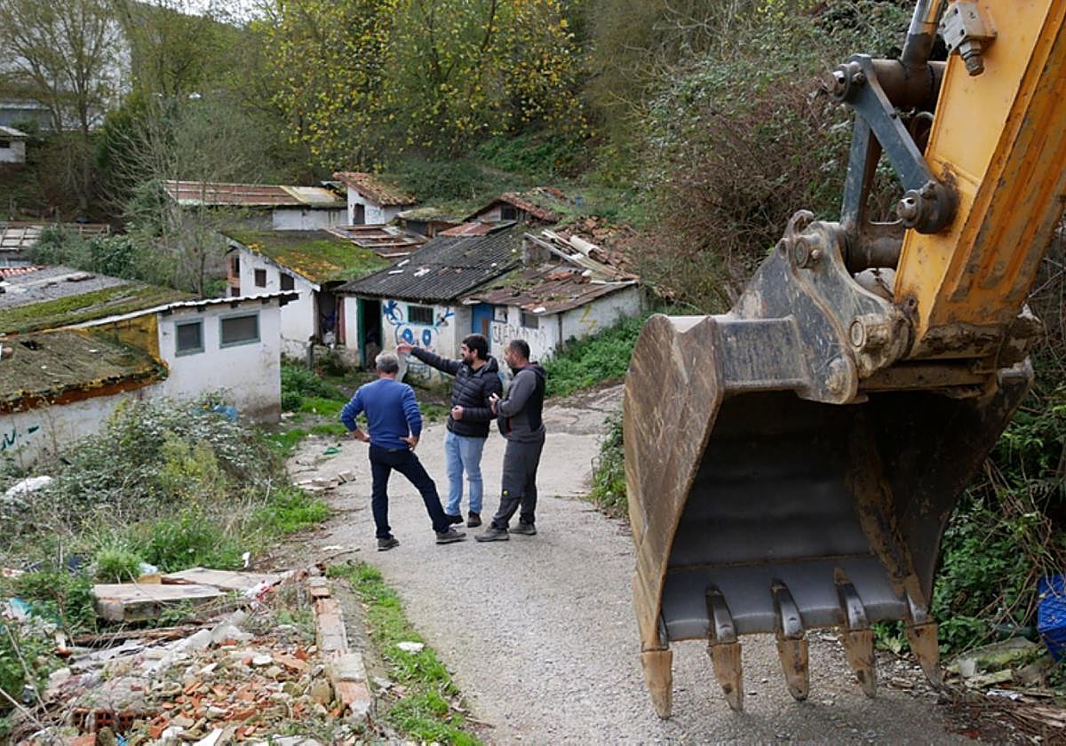 El alcalde en la visita a la zona, recién comenzado el derribo.