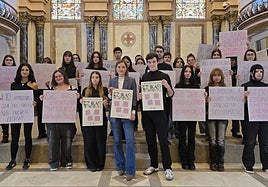 La concejala de Igualdad, Ane Oyarbide, con los estudiantes que han diseñado la campaña.