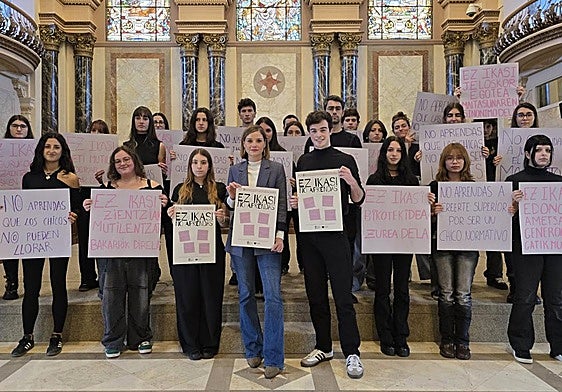 La concejala de Igualdad, Ane Oyarbide, con los estudiantes que han diseñado la campaña.