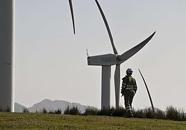 Un técnico supervisa los aerogeneradores del parque eólico de Elguea-Urkilla, entre Álava y Gipuzkoa, el único en marcha en territorio guipuzcoano.