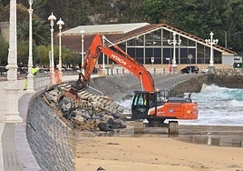 Una excavadora realiza trabajos en la zona afectada para que la brecha ocasionada por el temporal en el muro de costa no se agrande.