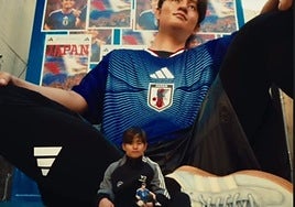 Kubo, con su réplica en grande y en miniatura