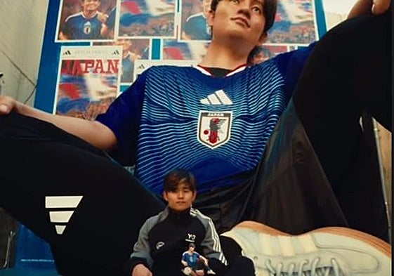 Kubo, con su réplica en grande y en miniatura