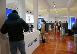 Las oficinas de Udalinfo en los bajos del Ayuntamiento abrieron esta mañana sus puertas.