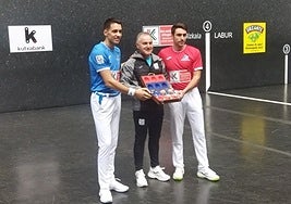 Javier Zabala, el seleccionador de material Martin Alustiza y Peio Etxeberria.