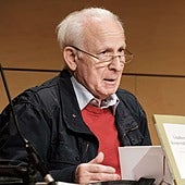 Joxe Azurmendi, artxiboko irudi batetan. Idazle eta filosofo zegamarra uztailean zendu zen.