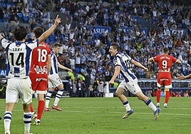 Mariezkurrena celebra el gol de la pasada campaña ante el Girona, en el partido de despedida de Imanol en Anoeta.