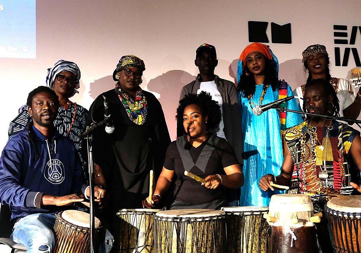 Los miembros del grupo Sapali ayer en su actuación en Donostia.