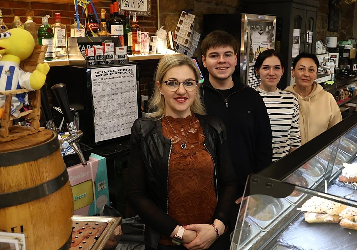 Junto a Nadiia, parte del equipo del Maritxu: Vladis, Oleksandra y Katerina. Faltan Kepa y Gendry.