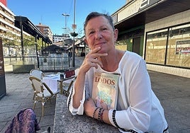 La abogada y escritora nacida en Hondarribia, con su último libro, en Irun.