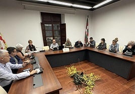 El pleno de la corporación del Ayuntamiento de Eskoriatza en la última sesión, la del mes de octubre.