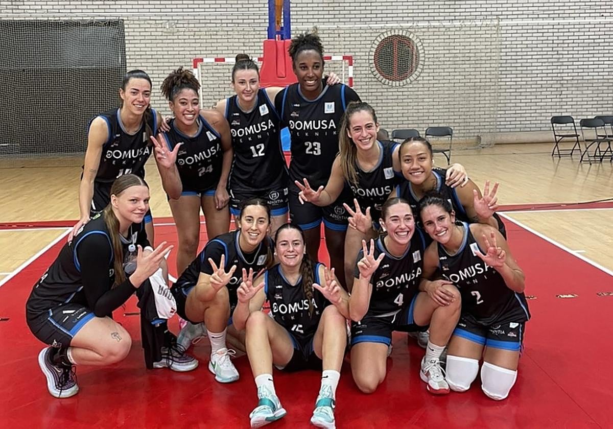 Domusa Teknik taldea garaipena ospatzen.