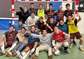 Aretoko jokalariak pozik garaipen berri bat lortu ondoren etxean.