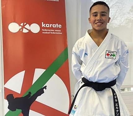 Iker Hernández entrena en la escuela 'Bergarako Shotokan'.