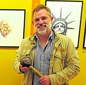 Iván Mata, junto a la caricatura de Pepe Mujica que le ha valido el premio del World Press Cartoon.