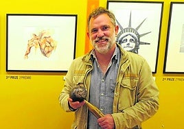 Iván Mata, junto a la caricatura de Pepe Mujica que le ha valido el premio del World Press Cartoon.