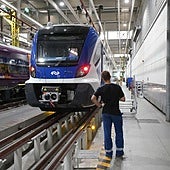 Un operario de CAF supervisa la estructura de un tren en pruebas de la fábrica de Beasain.