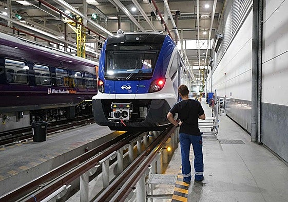 Un operario de CAF supervisa la estructura de un tren en pruebas de la fábrica de Beasain.
