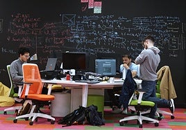 Empleados de Multiverse, en la oficina que la compañía tiene en Miramon.