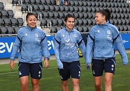 Paula Fernández, Claudia Florentino y María Molina caminan por el Z7 antes de comenzar el entrenamiento