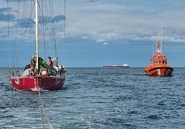 Rescate de un velero a la deriva por agentes de la Ertzaintza.