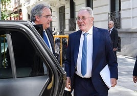 El abogado Jesús Urraza con José Antonio Jainaga este miércoles al salir de la Audiencia Nacional