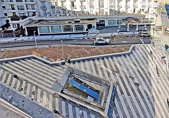 2015. La nueva plaza abierta a los ciudadanos, a falta de vegetación y la fuente.