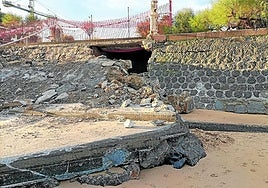 Las escaleras de la playa de Ondarreta, destrozadas por el mar la semana pasada, fueron ayer demolidas en el marco de los trabajos que se vienen realizando esta semana para asegurar provisionalmente el muro de costa. El Ayuntamiento comprobó que el terreno bajo el paseo está hueco y estudia qué medidas adoptar para mantener la seguridad de la zona.