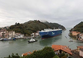 Un buque mercante entra en el Puerto de Pasaia.