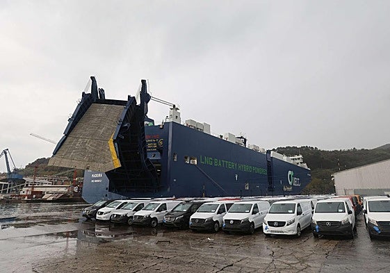 Llegada de un barco que transporta vehículos en el puerto de Pasaia.