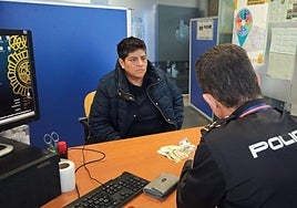Carmen Del Milagro recibe el dinero entregado hace dos años a la policía.
